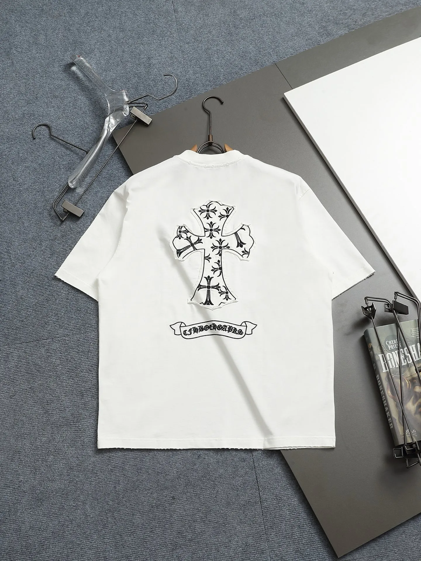 P210 𝗖𝗵𝗿𝗼𝗺𝗲 𝗛𝗲𝗮𝗿𝘁𝘀/Cro Heart 2025 Cross Patch Embroidery Summer New Original Single Counter American Acid Washed Distressed Laser Burnt Patch Embroidery Couple Casual Short Sleeve T-shirt 👑The highest version! Customized fabric 300g double yarn! American acid-washed and distressed original fabric laser burnt ✟appliqué embroidery and exquisite embroidery of letters! The best-selling model at the counter. It is very comfortable to wear. It is low-key yet luxurious. It is very classy when worn. The large size and tailoring are needless to say. The upper body is exquisite and vivid. 👍High-end first-class materials. A truly palace-level product. The cotton from Turkey is of outstanding quality. After heavy washing, the clothes are very soft! Not picky, the upper body is absolutely stylish and extremely luxurious. Auxiliary materials: The original model has been authenticated and labeled ➕100% silk washed with water label. Genuine purchase-grade original hangtag➕matching hanging rope➕3D hanging beads➕original packaging bag. Craftsmanship: The original version has consistent wiring! The highest version of the armhole matching technique! Countless times of pattern making to 100% restore the original appearance! The correct version is the same for men and women, super eye-catching, super good-looking, and super atmospheric! Color: White Black Size: S-XL